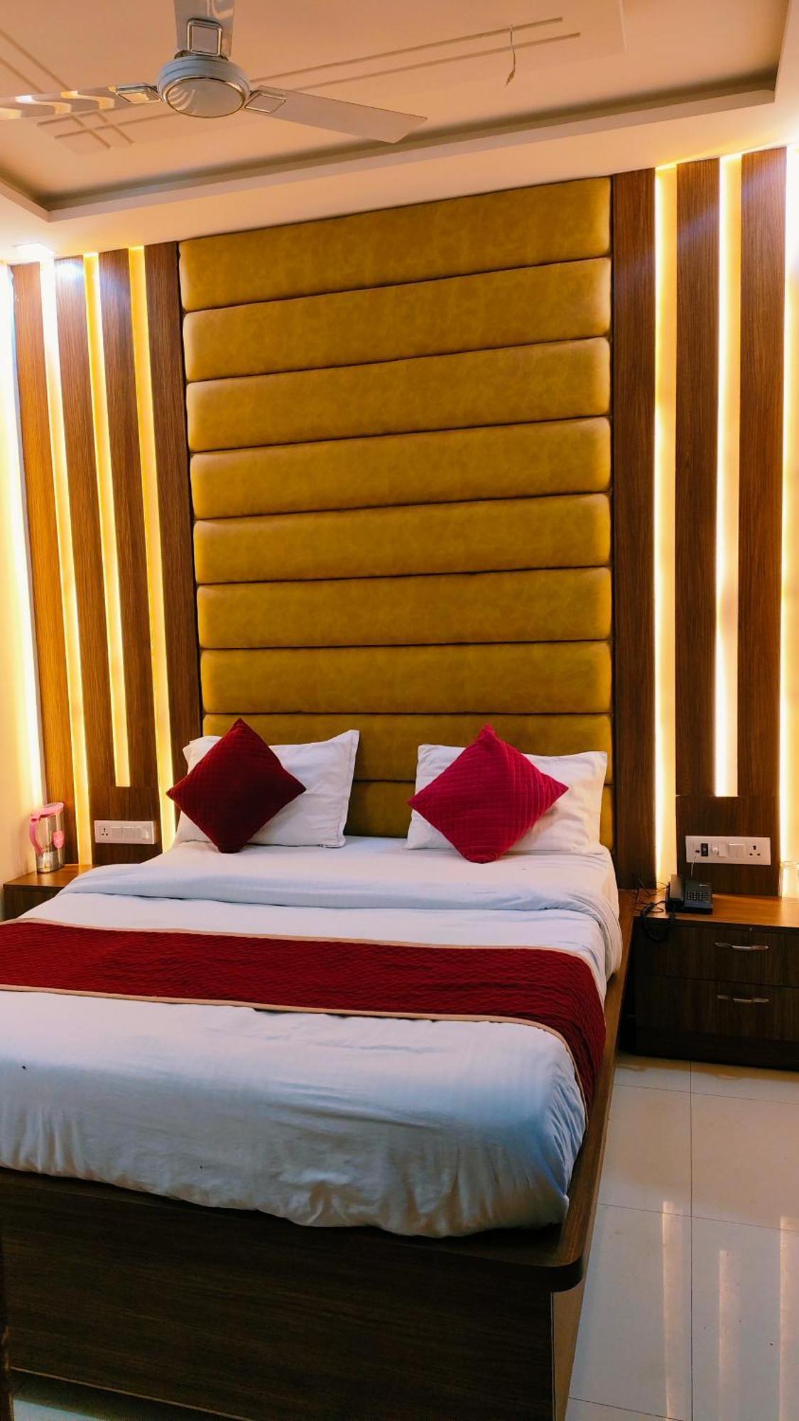 Homestay Hotel The Shanaya - Rooftop View Taj Mahal *