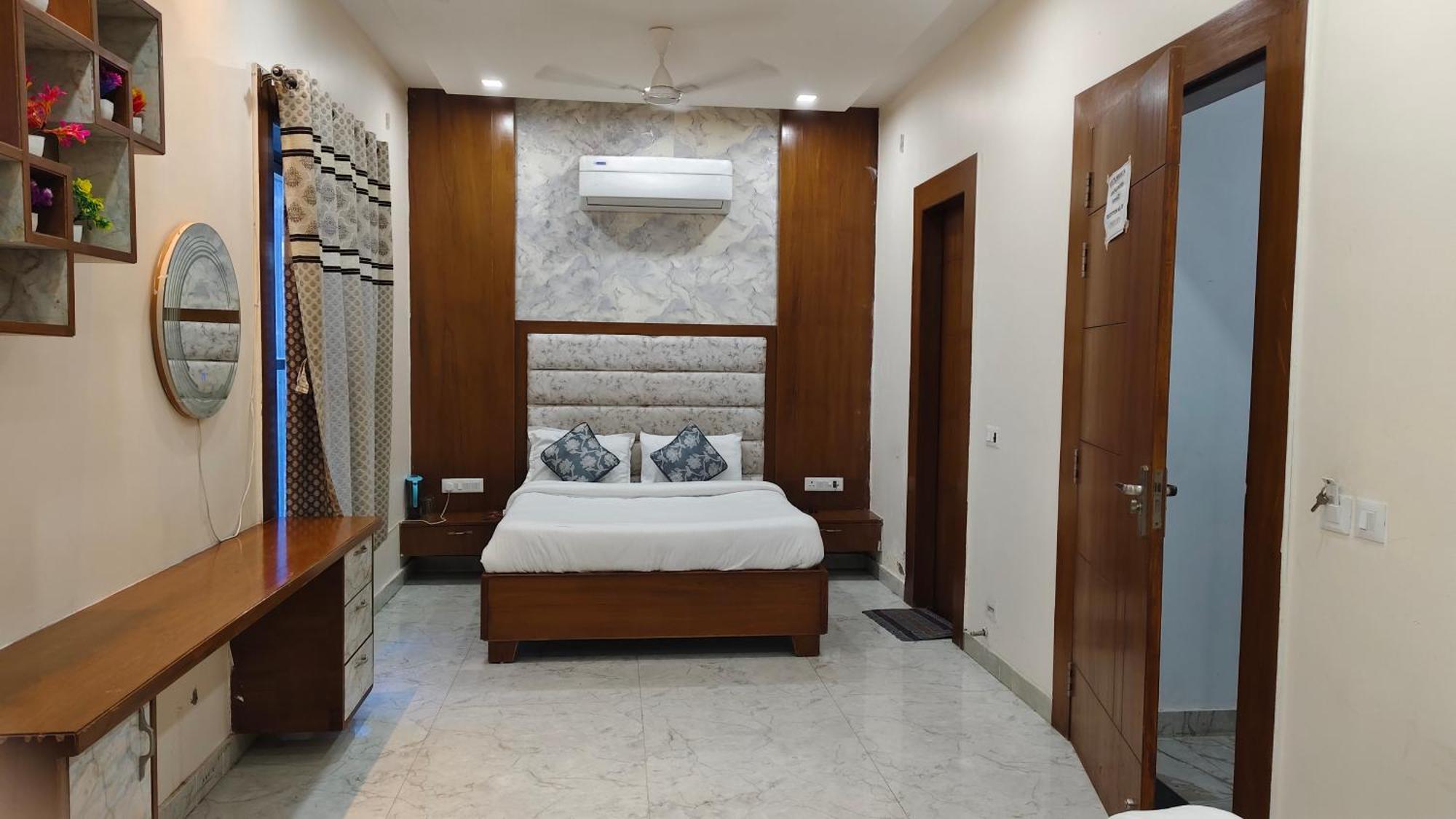 Hotel The Shanaya - Rooftop View Taj Mahal *