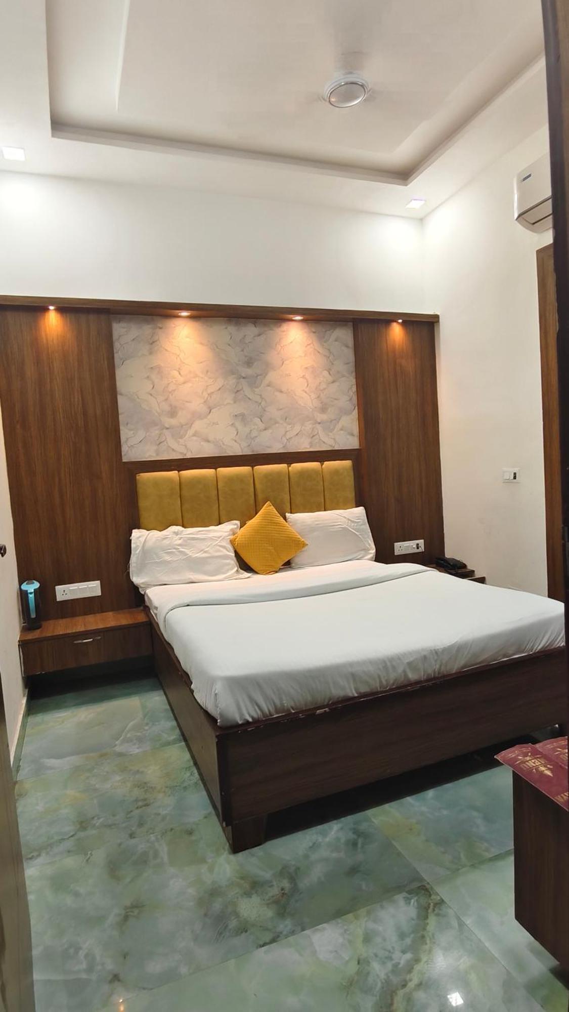 Hotel The Shanaya - Rooftop View Taj Mahal *