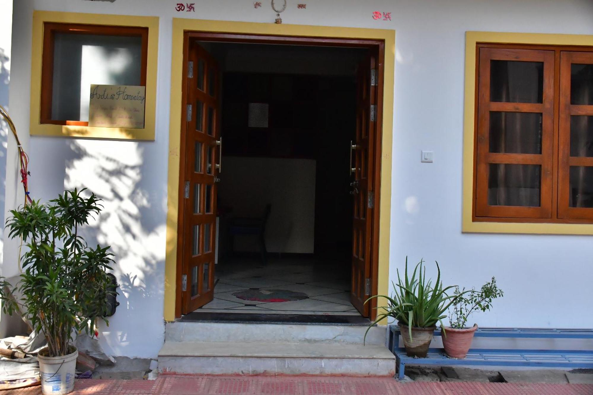 Homestay Arti's *