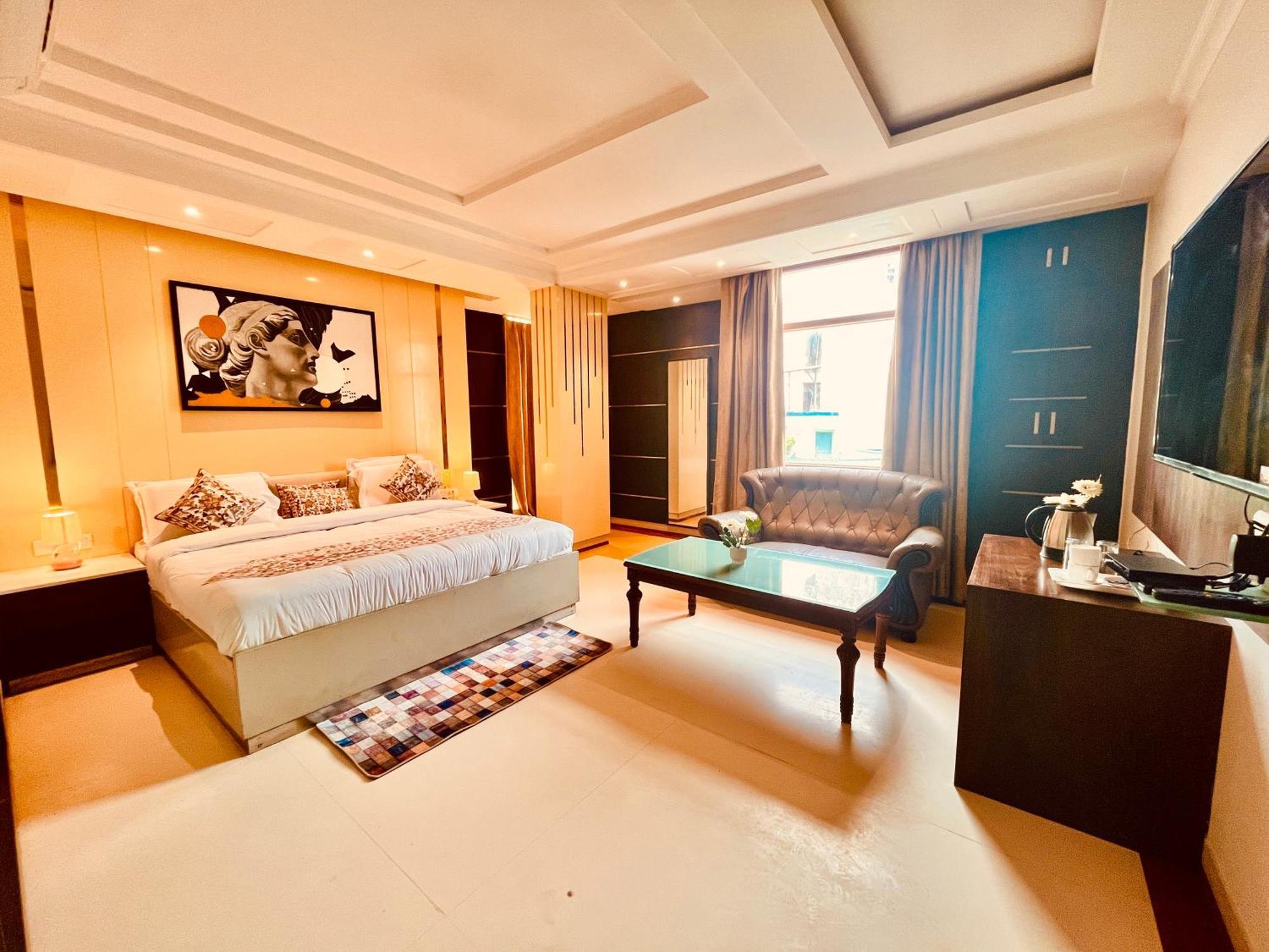 Hotel The 4*