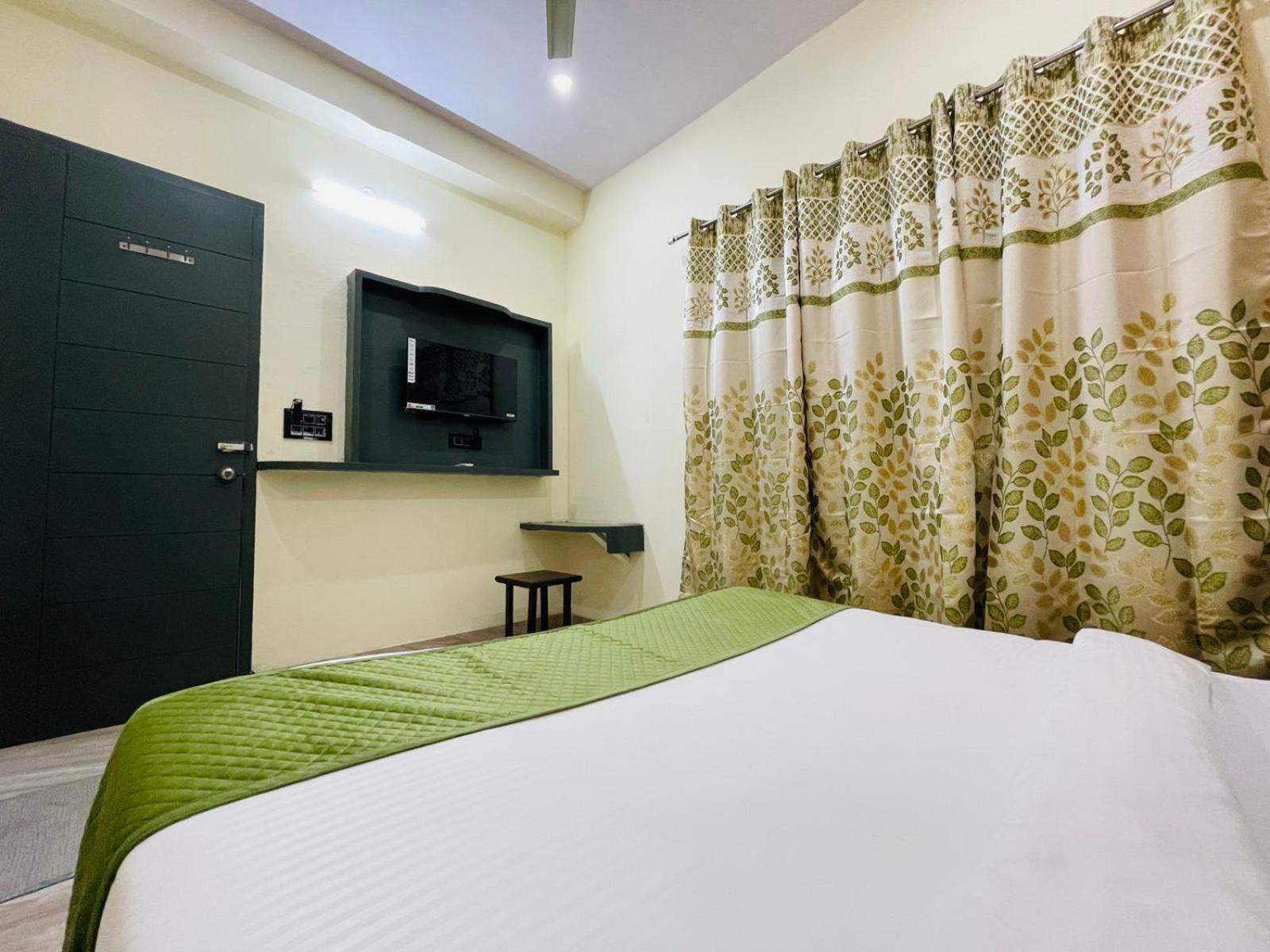 Wonderstar Affordable Near Tajmahal - Inhouse Parking With Free 5g Internet