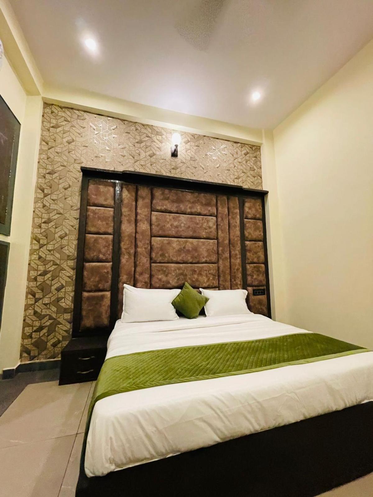 Wonderstar Affordable Near Tajmahal - Inhouse Parking With Free 5g Internet Hotel