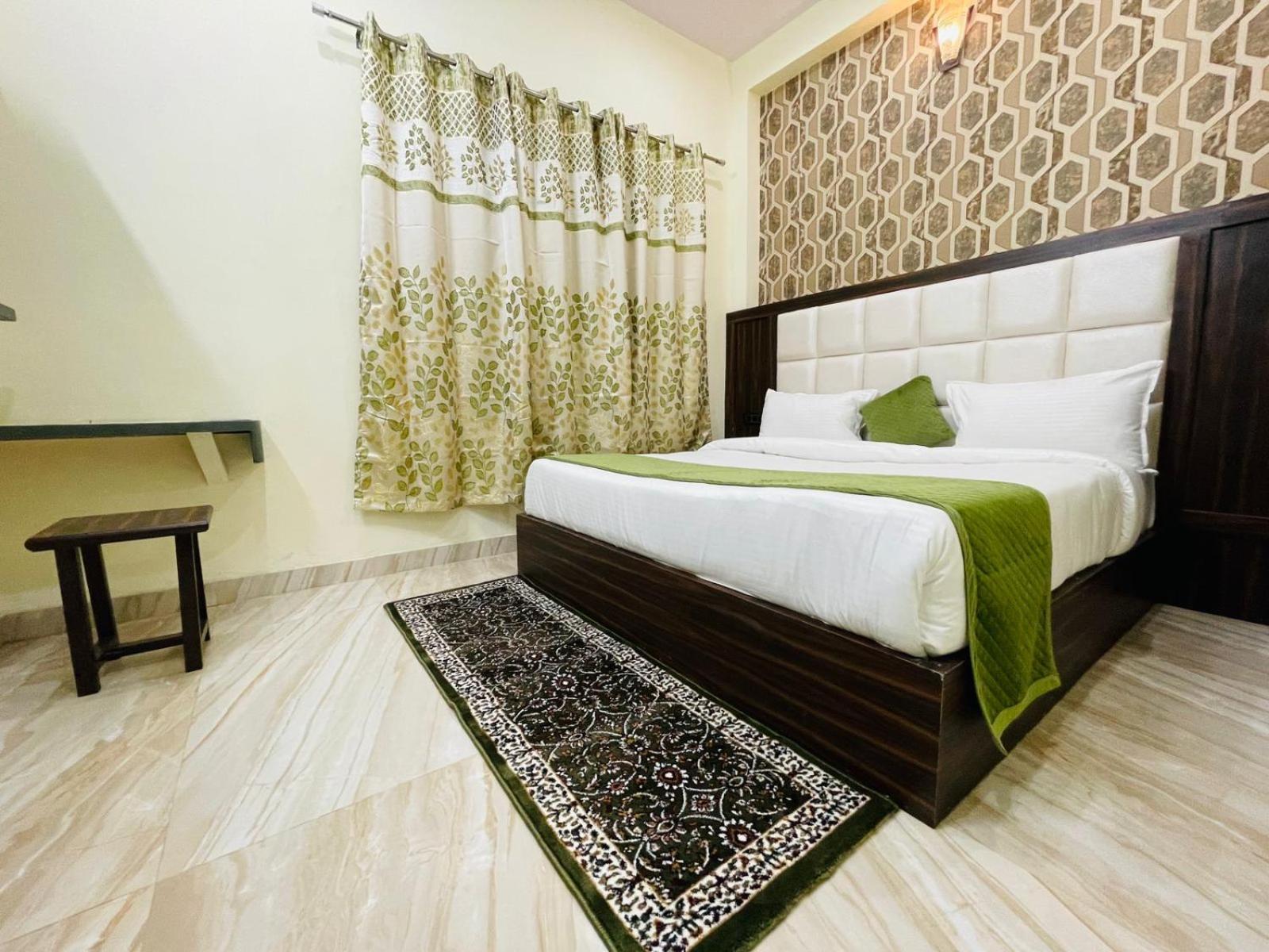 Wonderstar Affordable Near Tajmahal - Inhouse Parking With Free 5g Internet 3*
