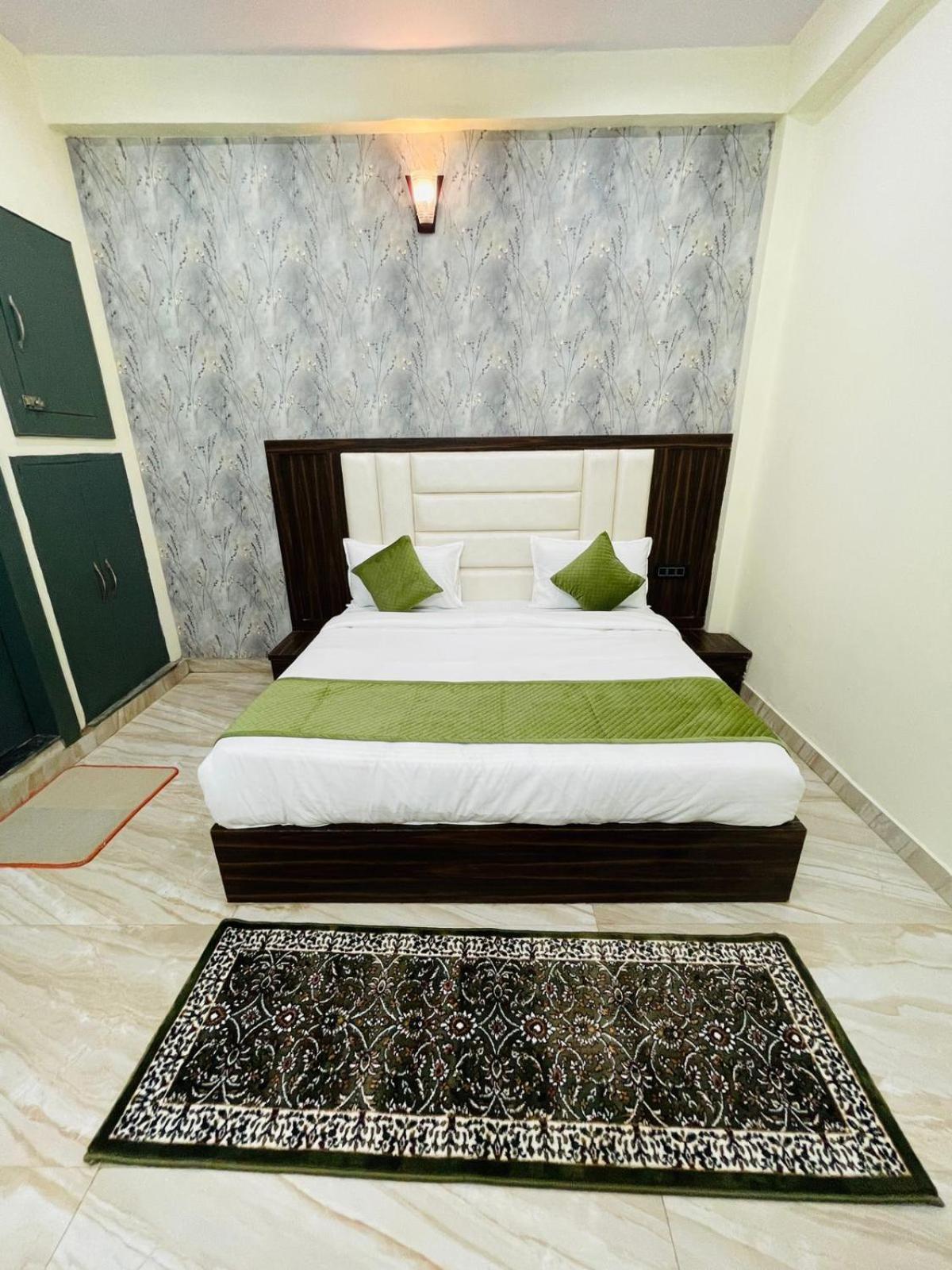 Wonderstar Affordable Near Tajmahal - Inhouse Parking With Free 5g Internet Hotel