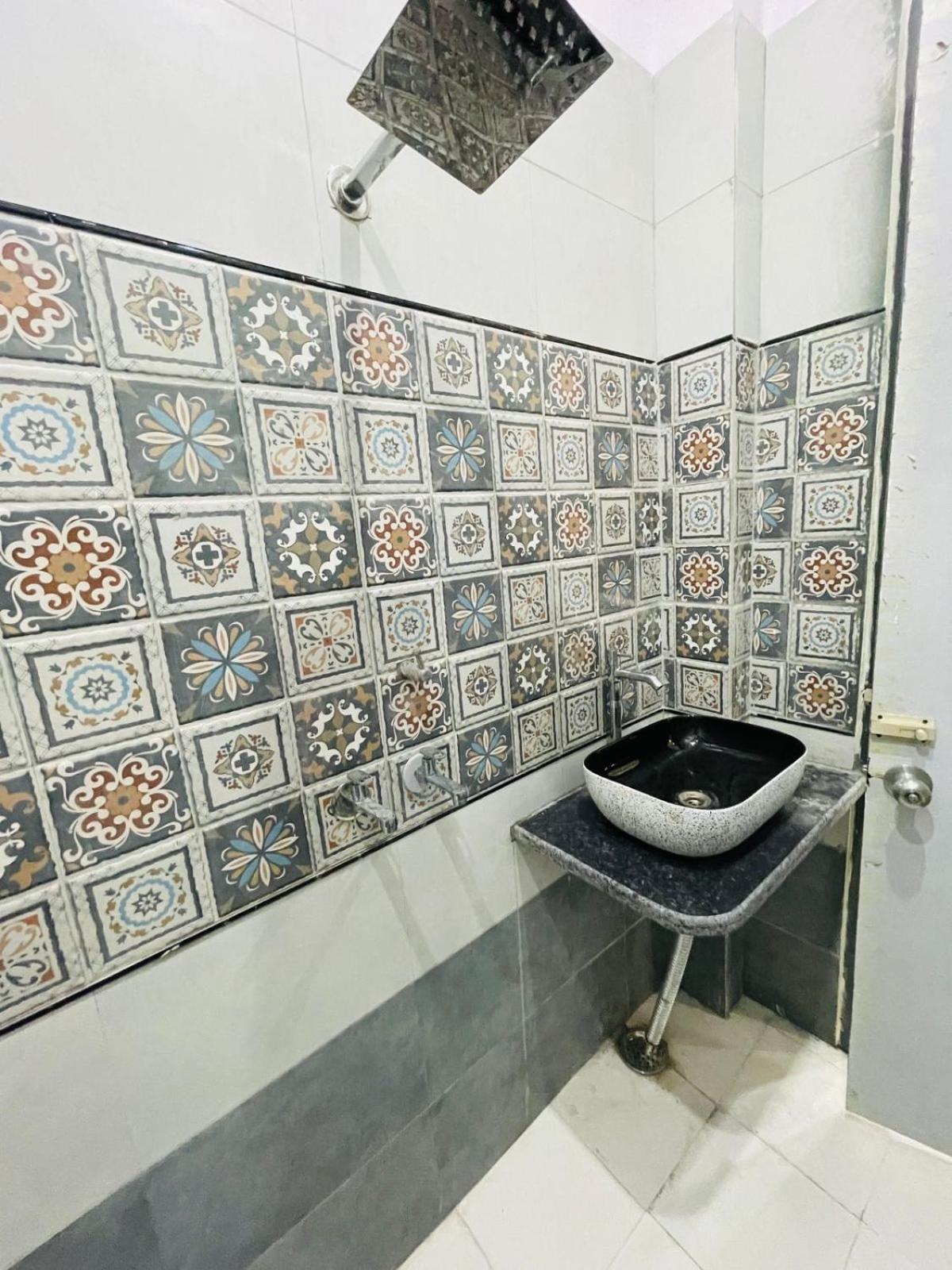 Wonderstar Affordable Near Tajmahal - Inhouse Parking With Free 5g Internet Hotel 3*