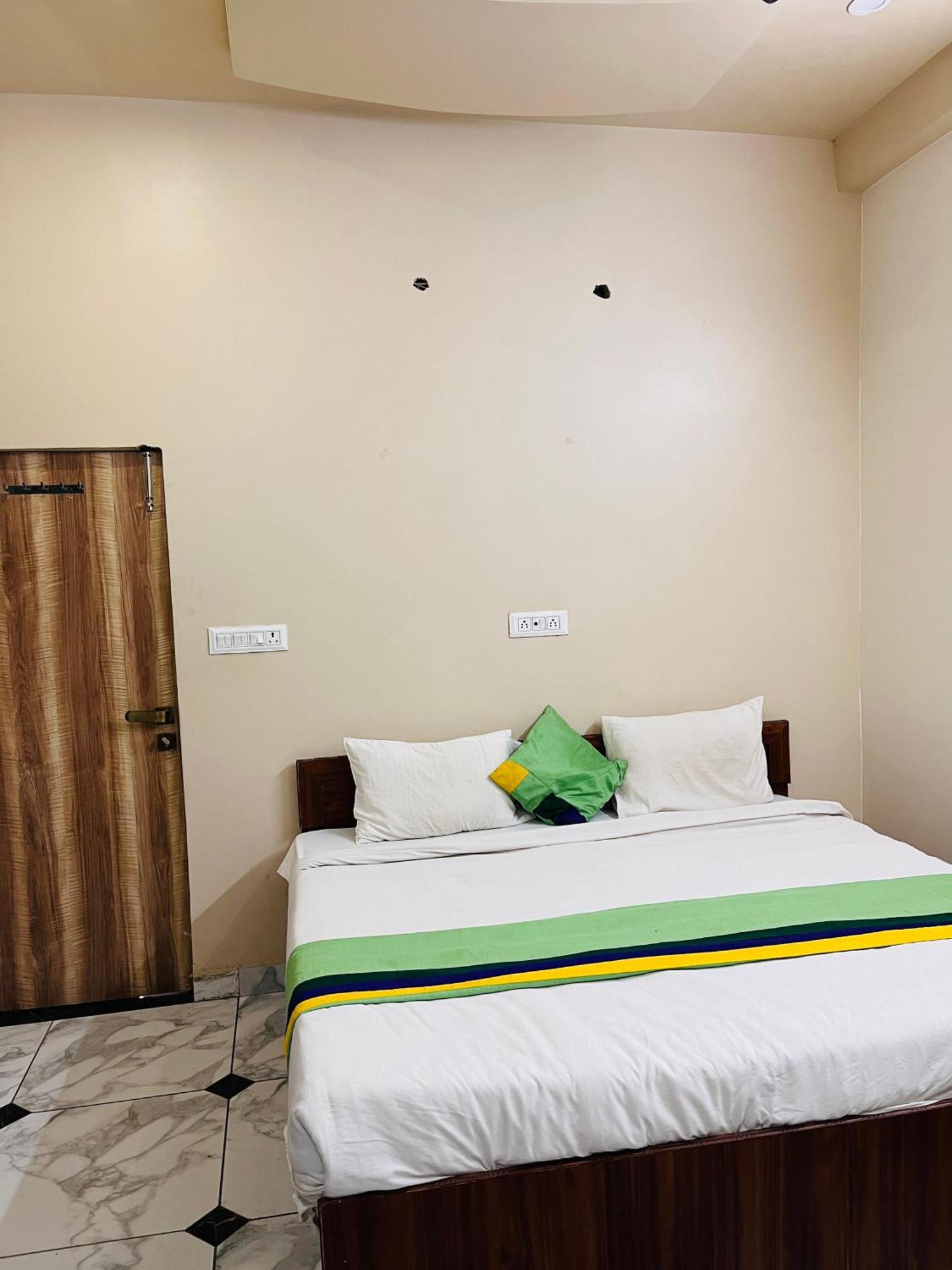 Premium Grand Fully Air Condition And Spacious Rated And Luxury Near Taj Mahal