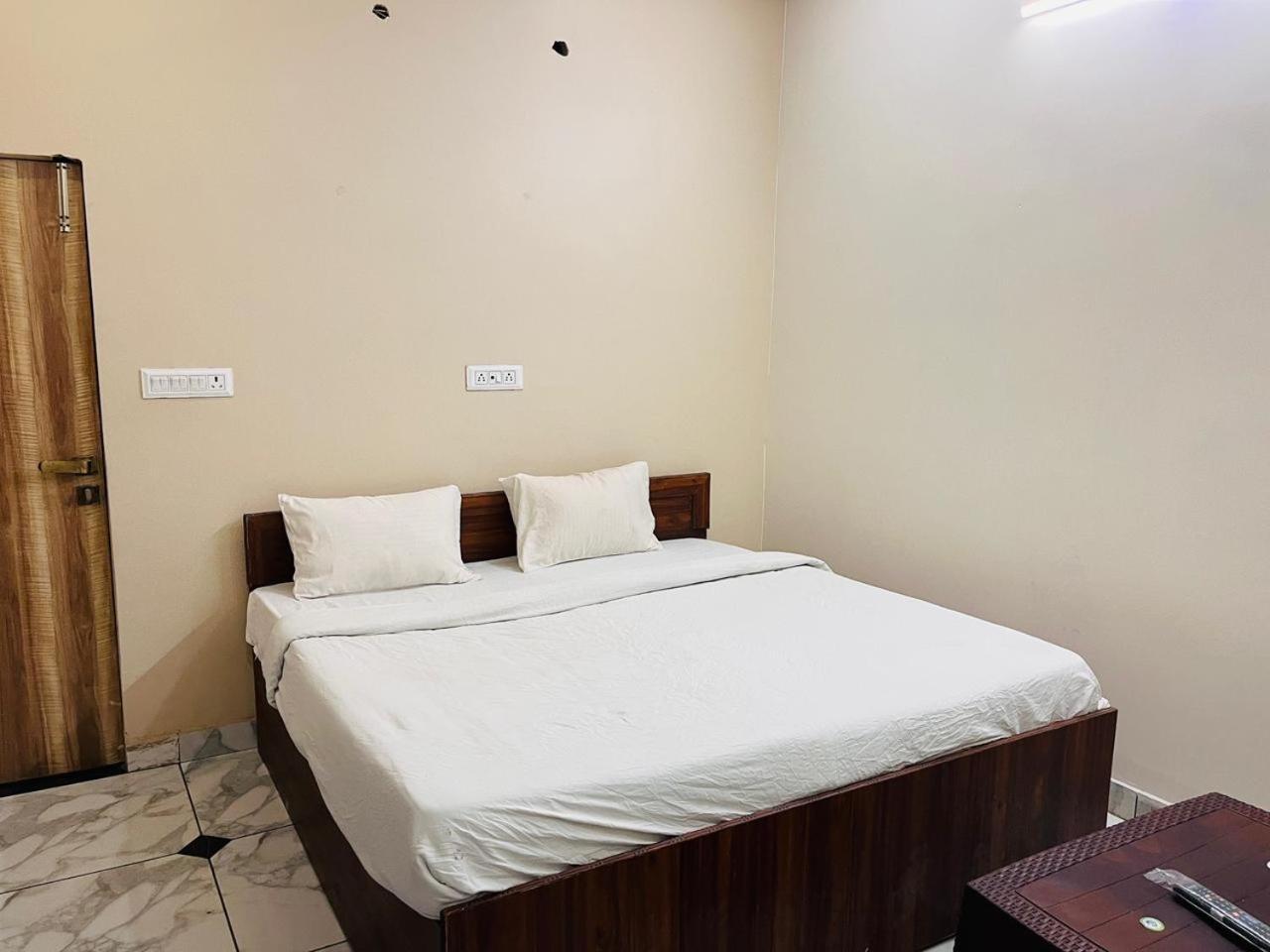 Hotel Premium Grand Fully Air Condition And Spacious Rated And Luxury Near Taj Mahal Agra (Uttar Pradesh)