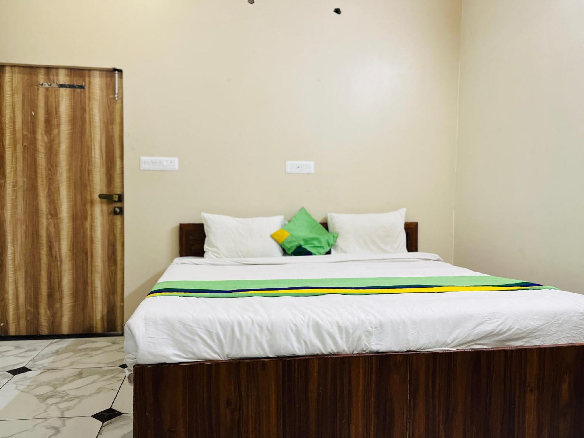 Premium Grand Fully Air Condition And Spacious Rated And Luxury Near Taj Mahal Agra (Uttar Pradesh)