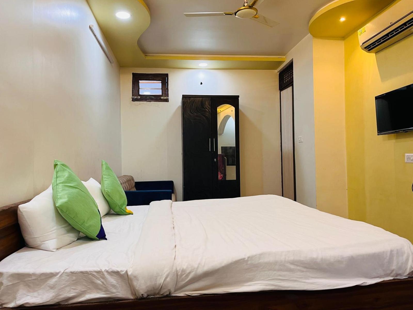 Premium Grand Fully Air Condition And Spacious Rated And Luxury Near Taj Mahal Hotel