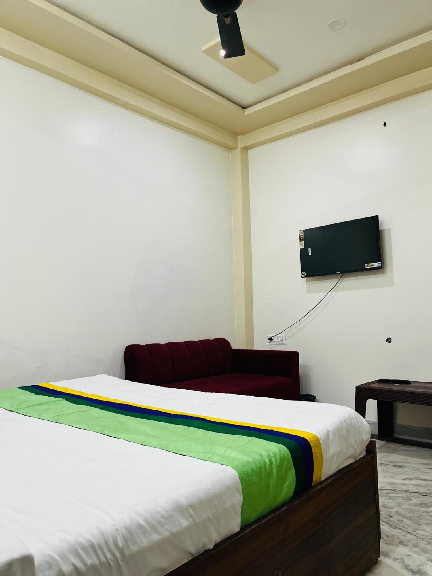 Premium Grand Fully Air Condition And Spacious Rated And Luxury Near Taj Mahal Hotel 3*