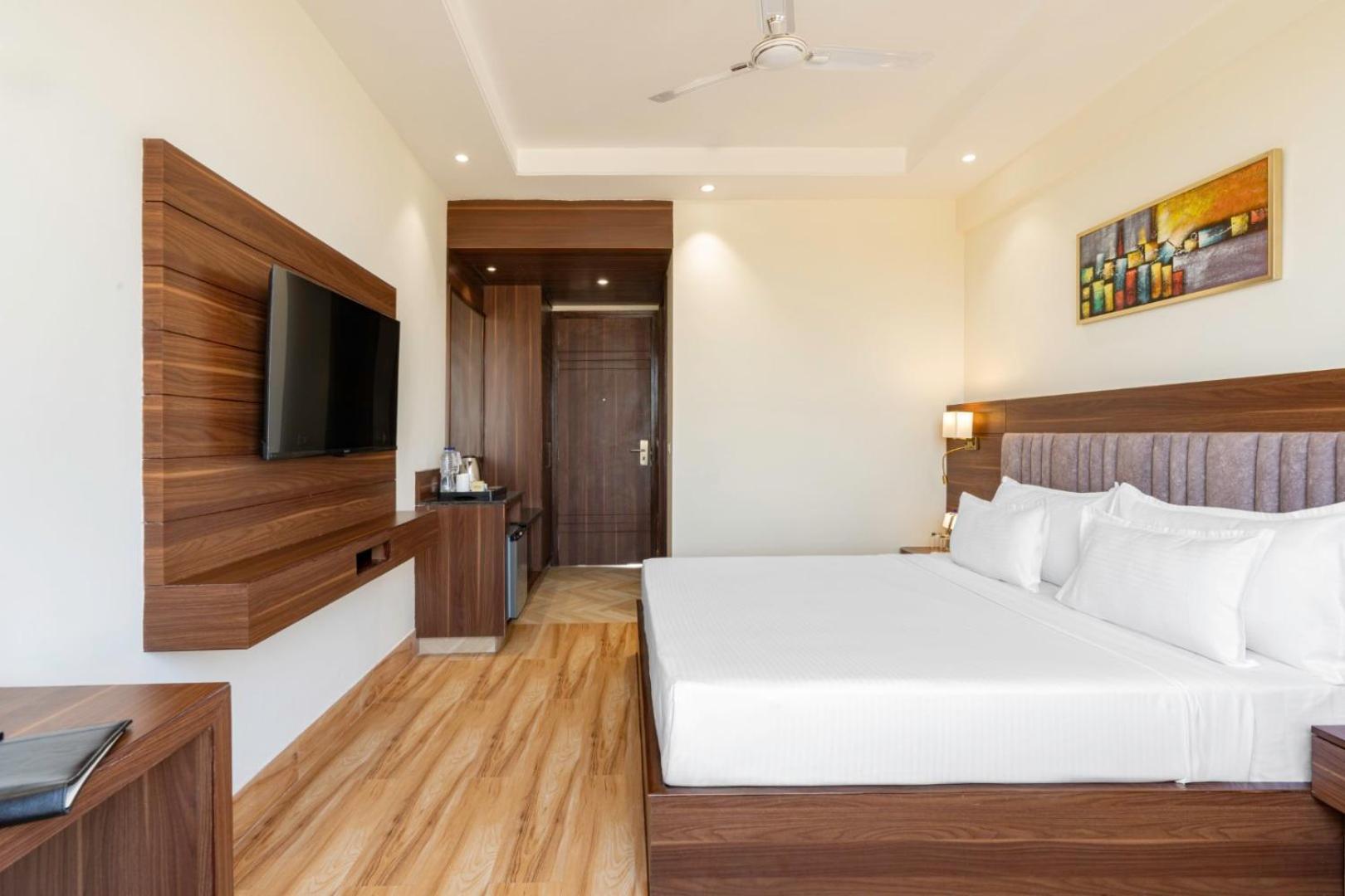 Clarks Near Tajmahal Hotel 4*