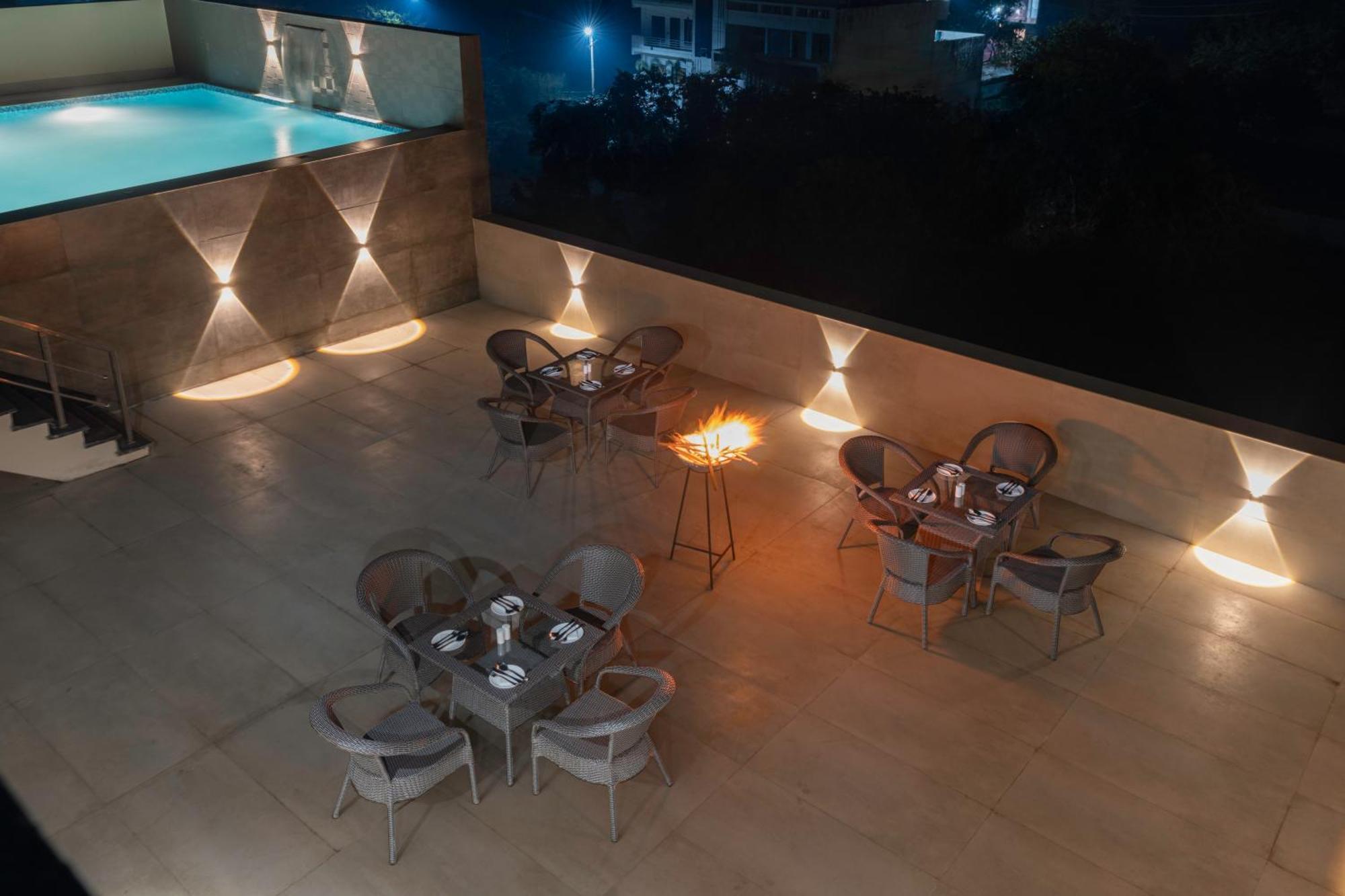 Hotel Clarks Near Tajmahal 4*