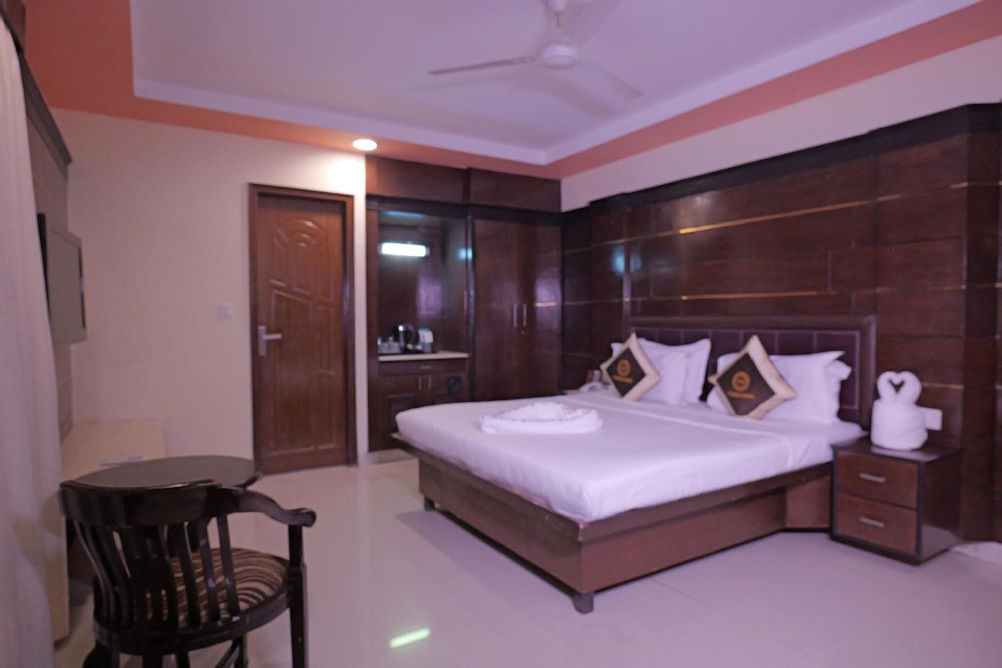 Foxoso Taj View Hotel