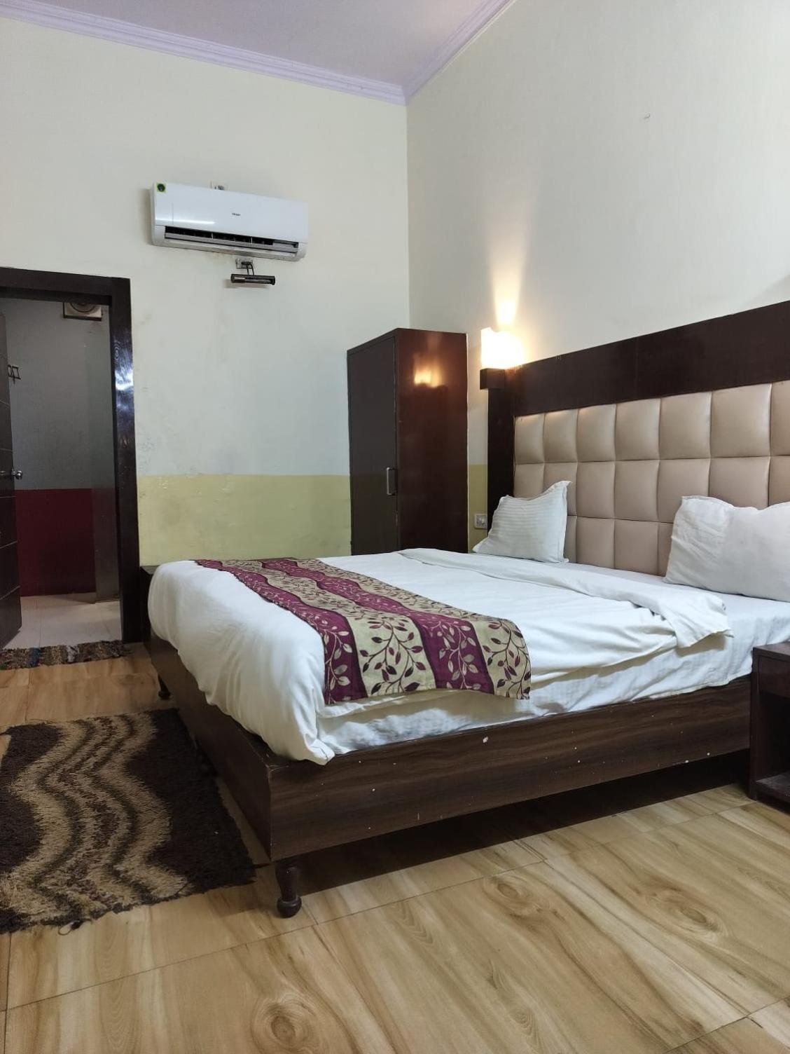 Whitehouse Ac Family Agra (Uttar Pradesh)