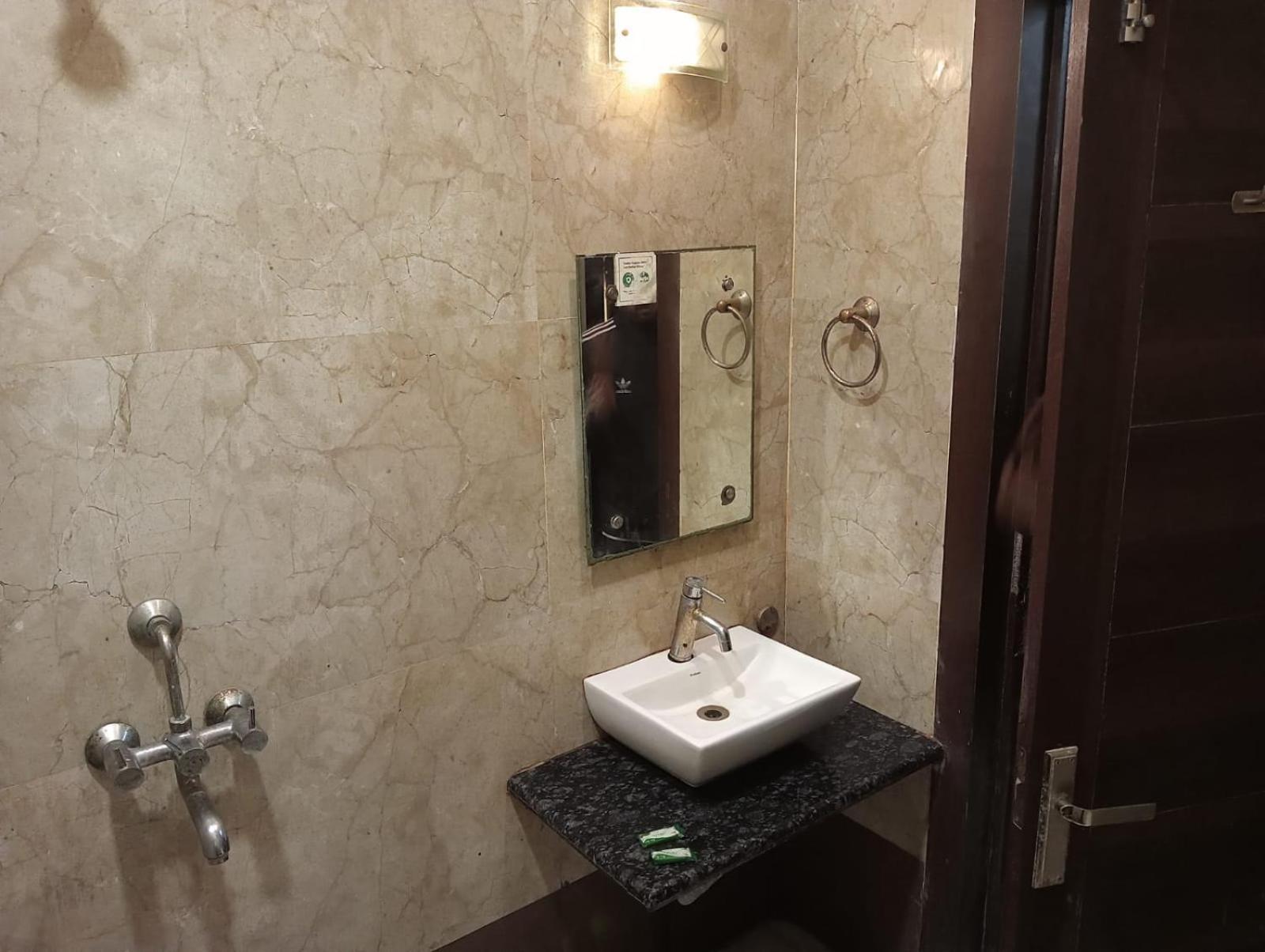 Zeal - In House Parking - 5g Wifi- Near Taj Mahal Guest house *