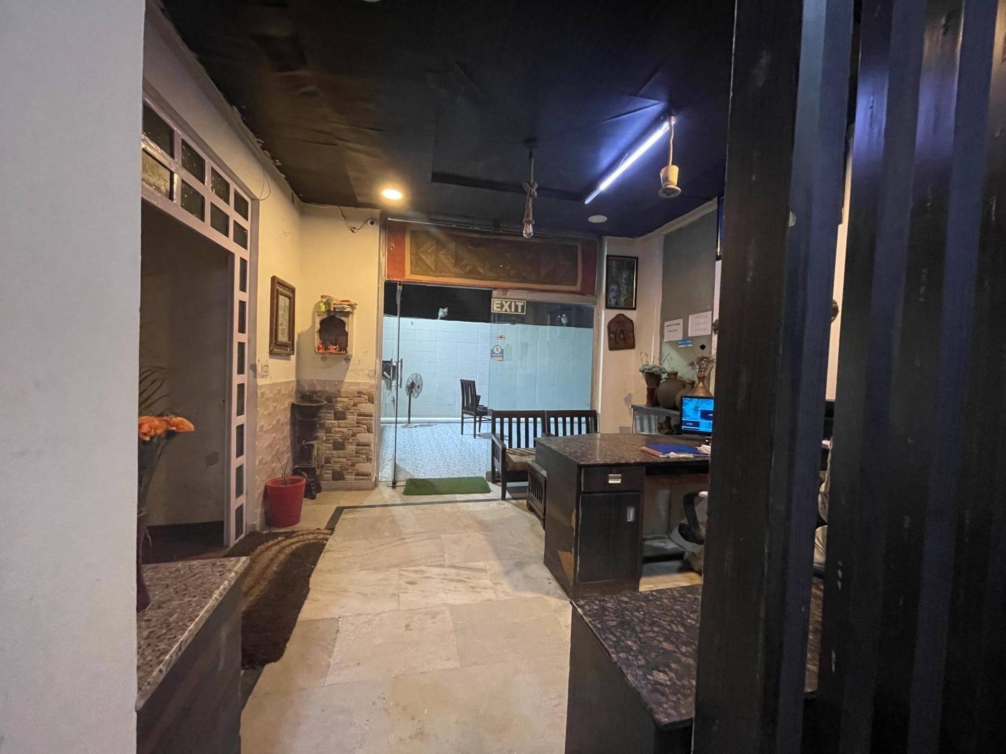 Hotel Wonderstar Affordable Near Tajmahal - Inhouse Parking With Free 5g Internet