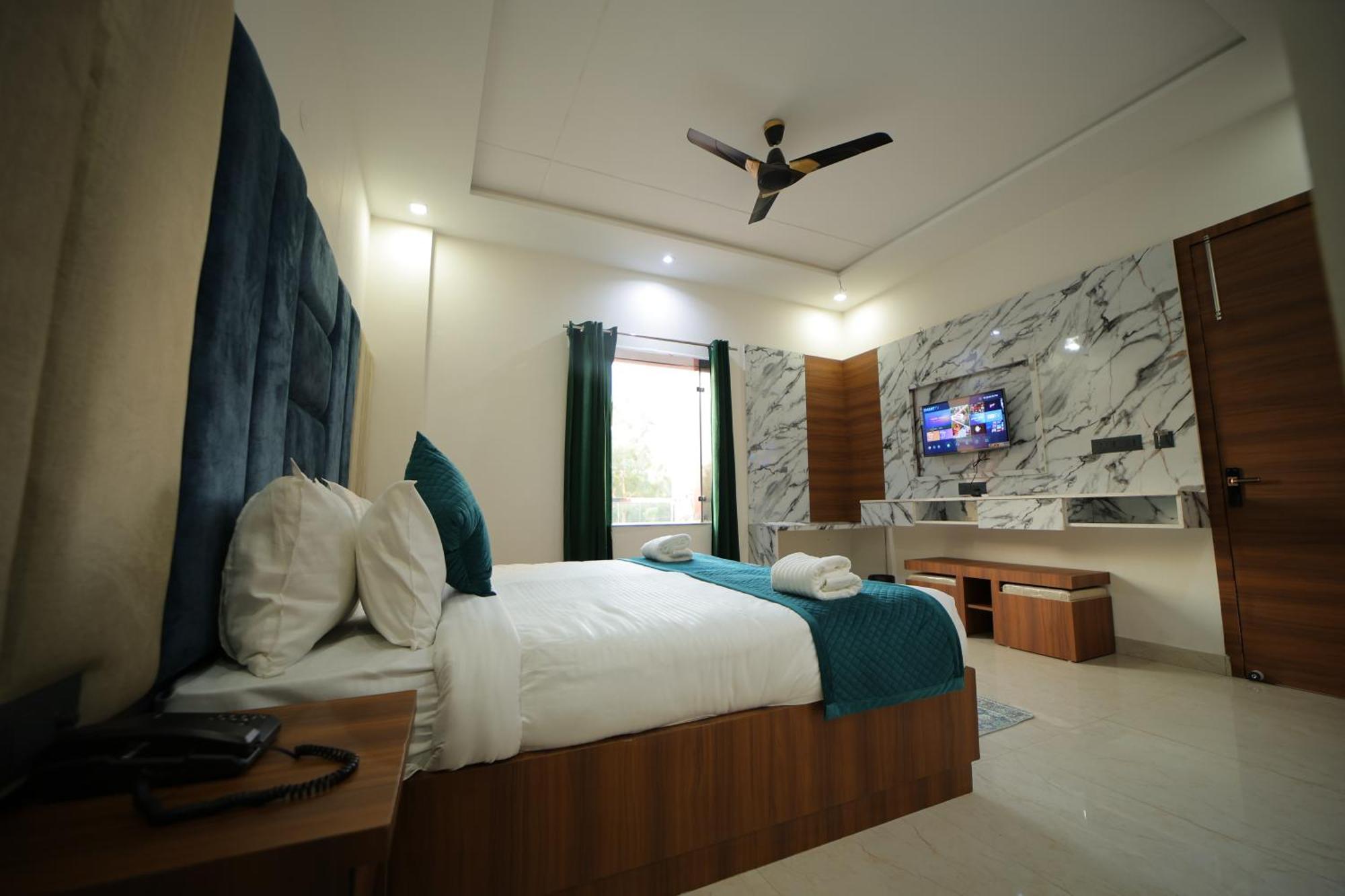 Dev - 600 Meters From Taj Mahal 3*