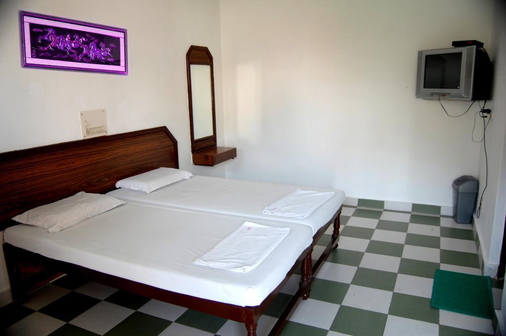 Sidhartha Walking Distance From Tajmahal Hotel