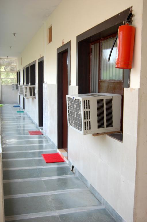 Sidhartha Walking Distance From Tajmahal Hotel 2*