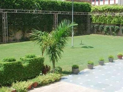 Chandra Pushp Palace 3*