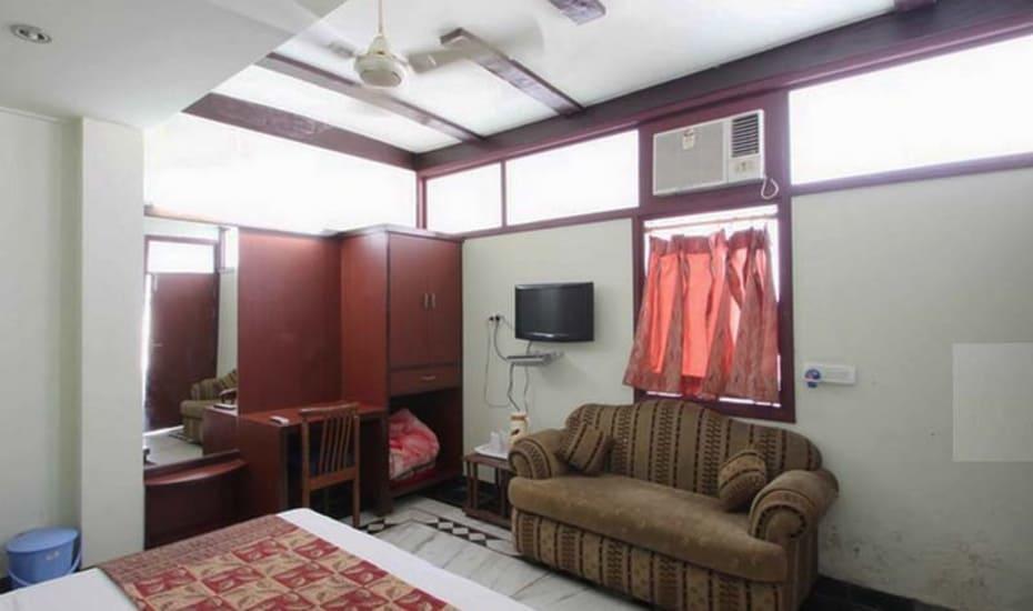 Hotel S R Palace