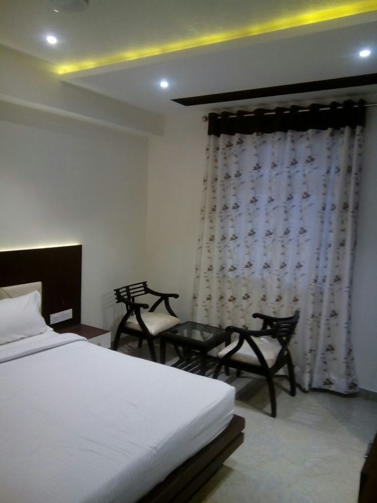 Hotel Taj Heights 3*