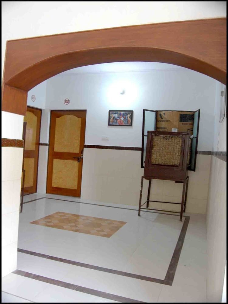 Sidhartha Walking Distance From Tajmahal