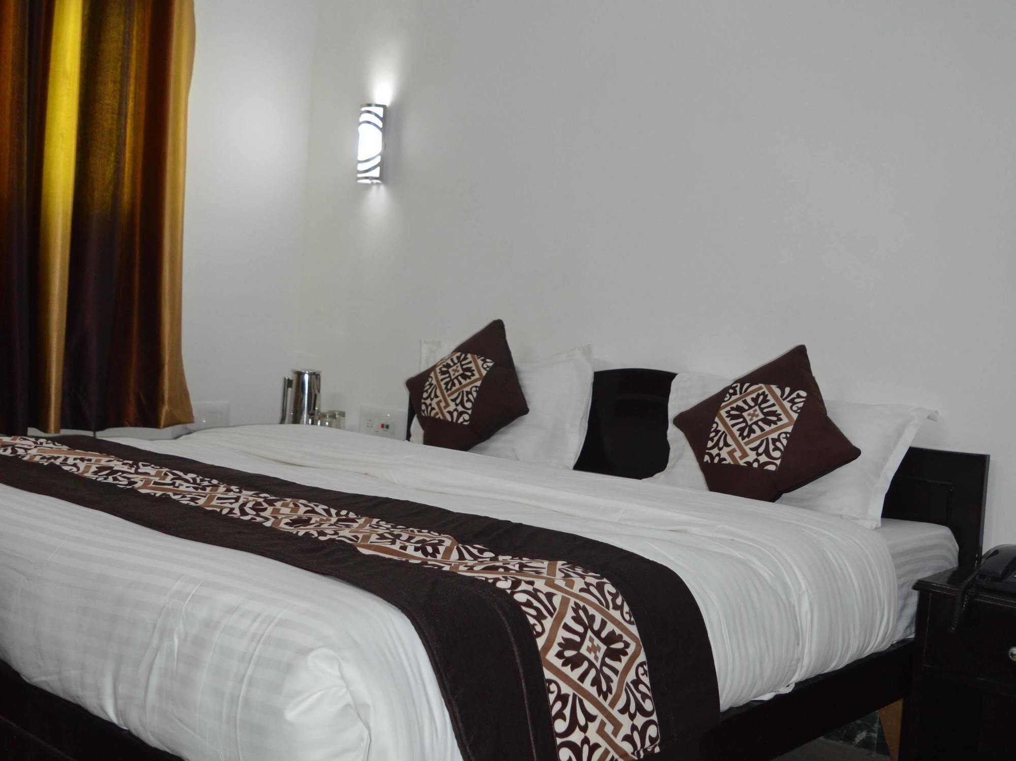 Hotel Priya 3*