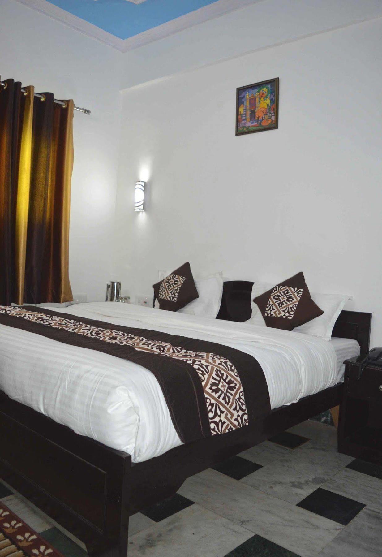 Hotel Priya 3*