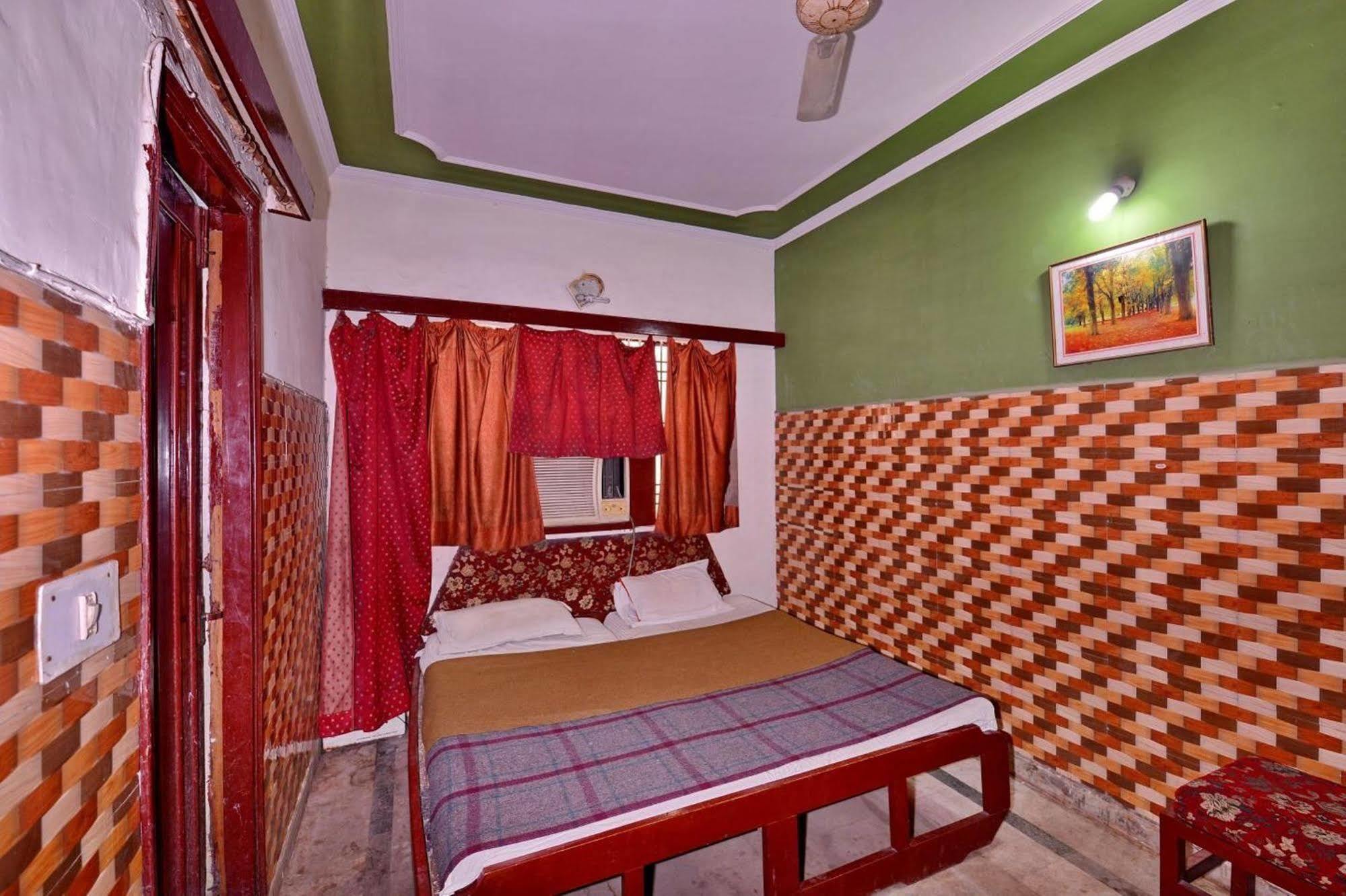 Aditya Palace Hotel *