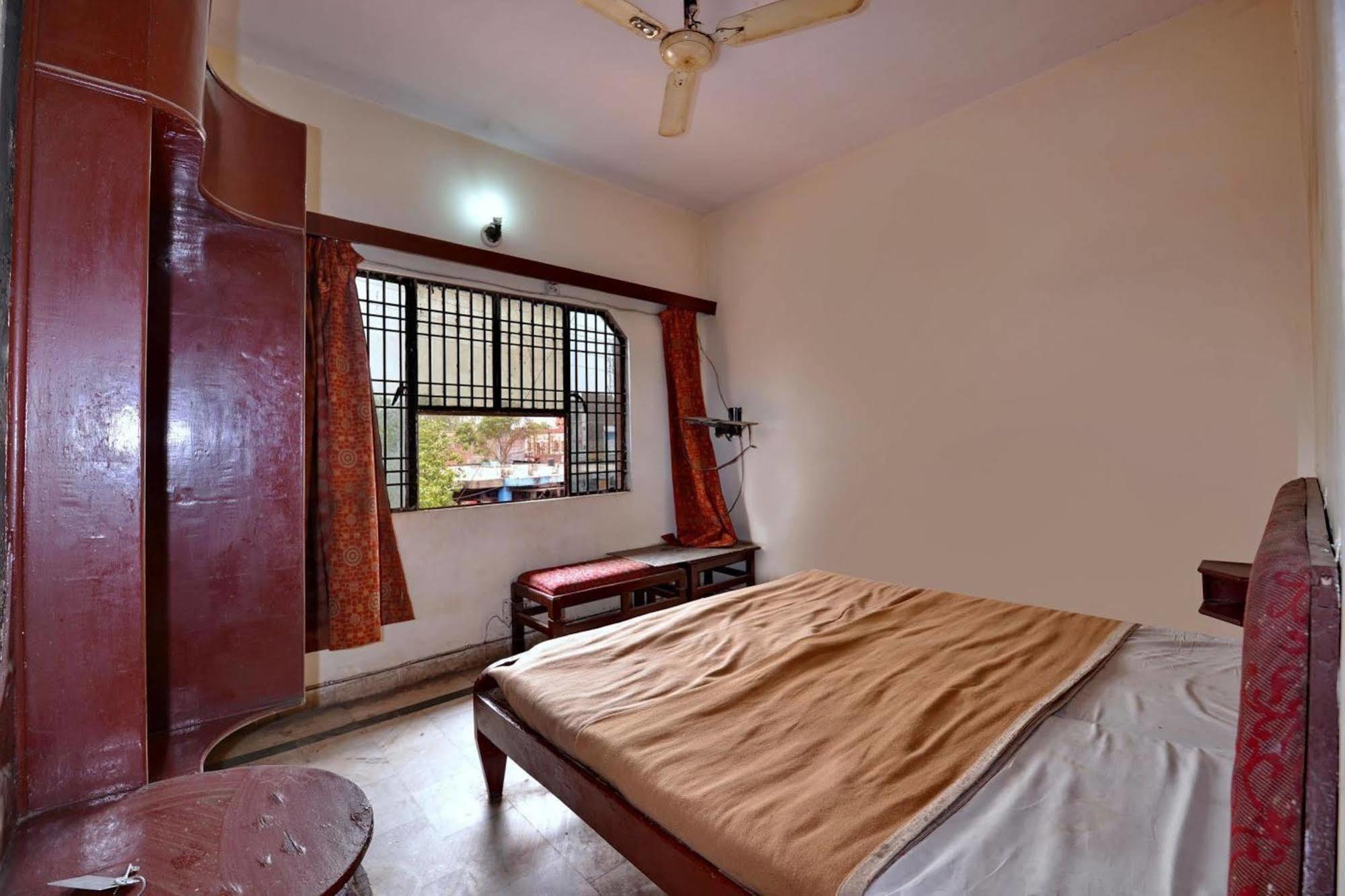 Aditya Palace Hotel *