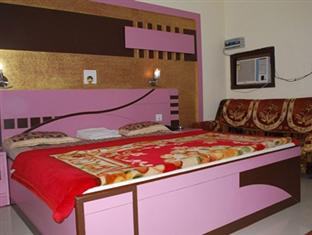 Oyo 12221 M House Hotel 3*