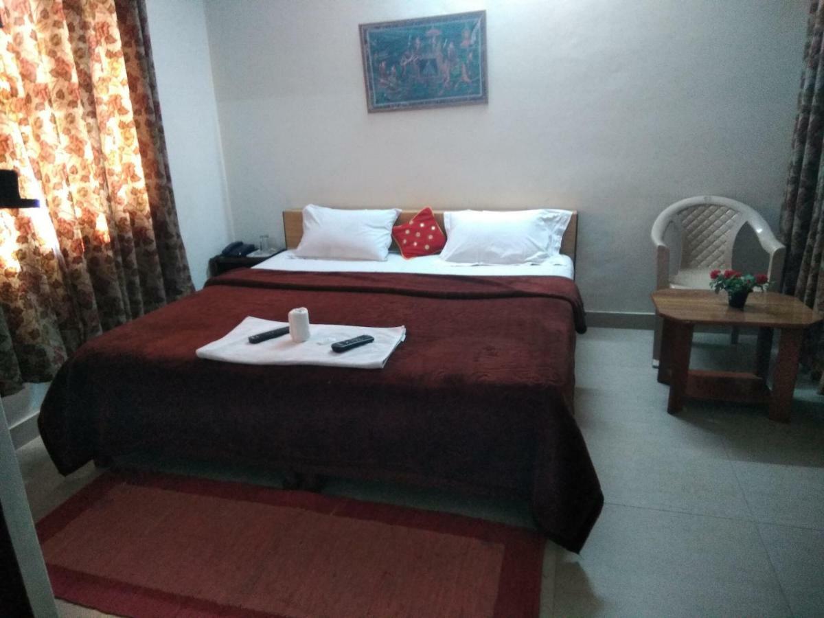 Paying * Agra (Uttar Pradesh)