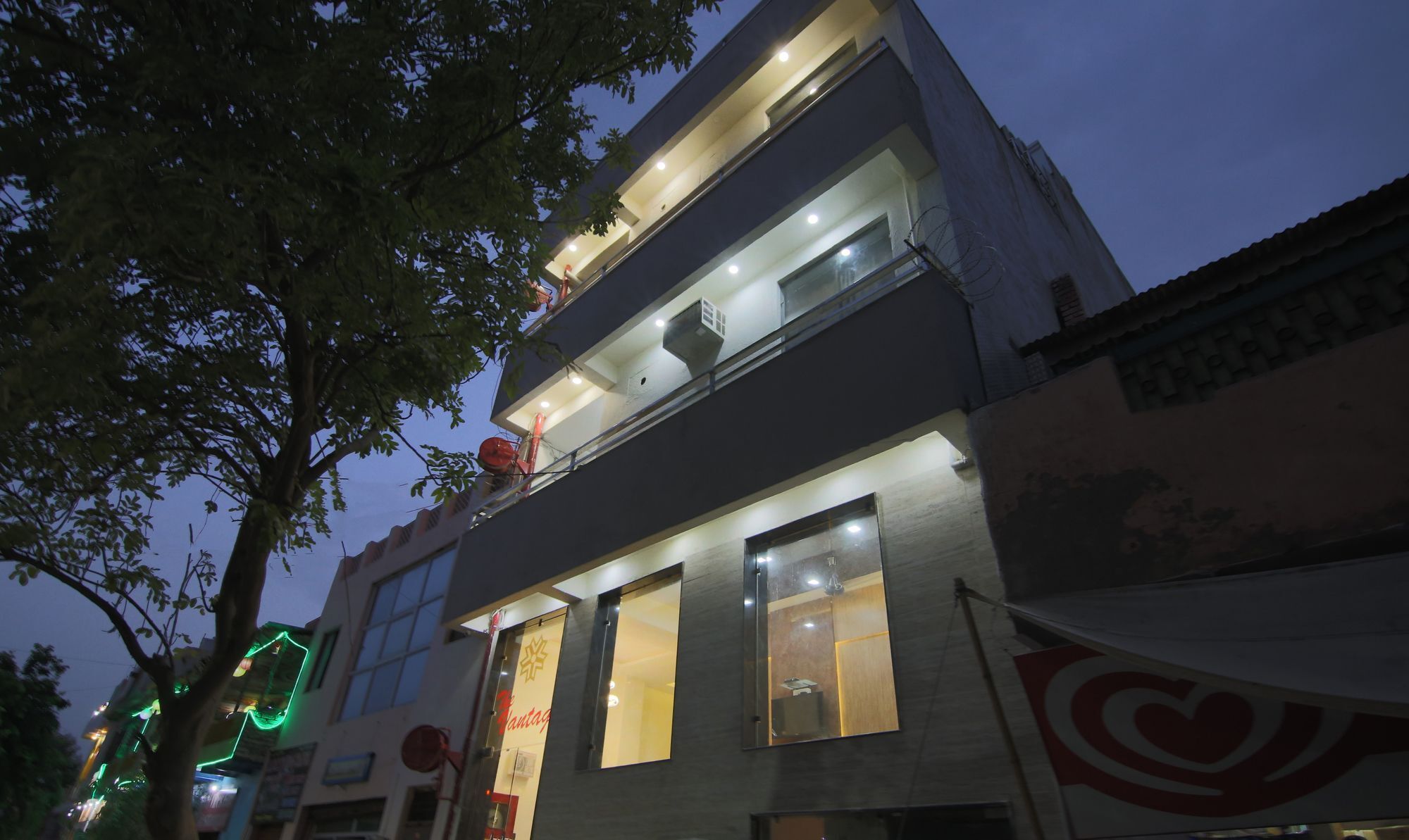 Oyo 16372 The Vantage Hotel