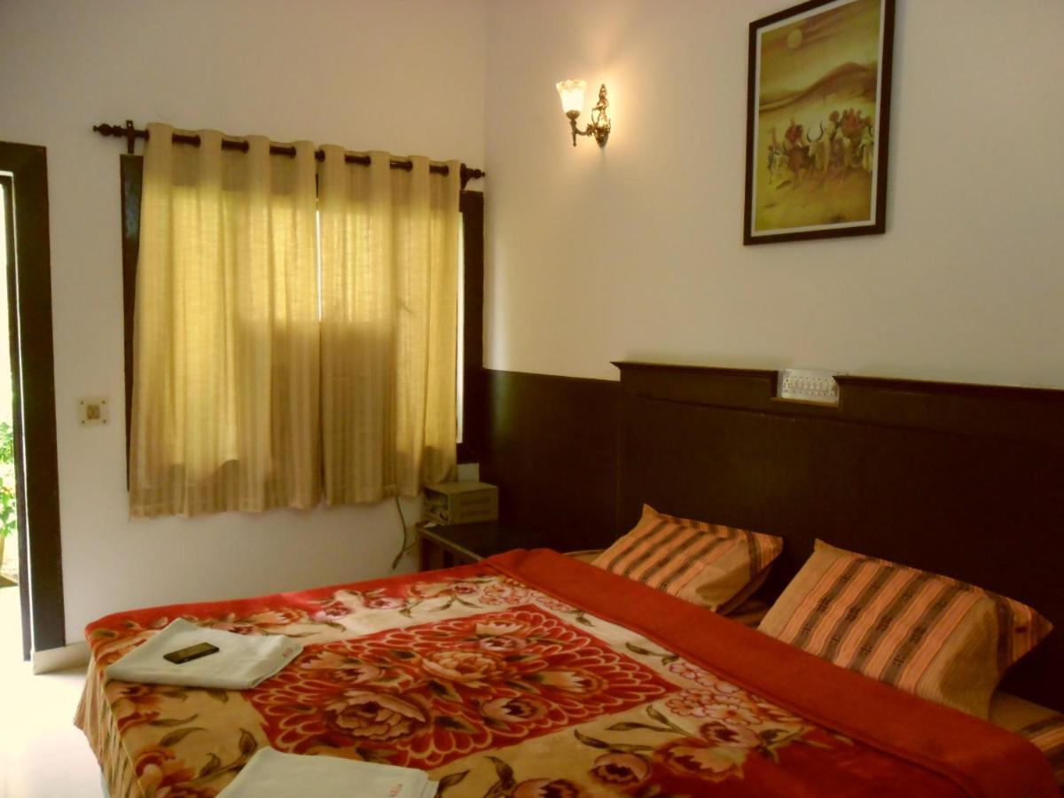 Sidhartha Walking Distance From Tajmahal