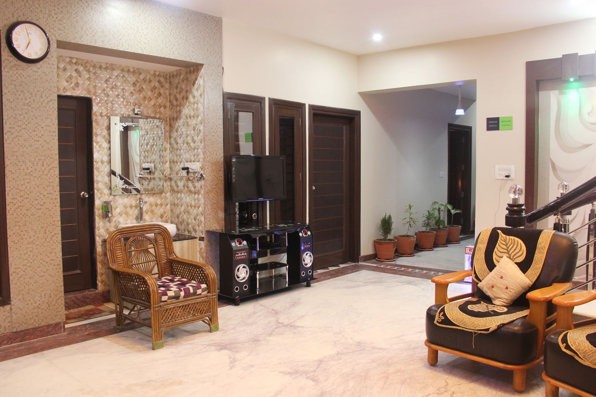 Hotel Oyo 4096 Queen Palace Agra