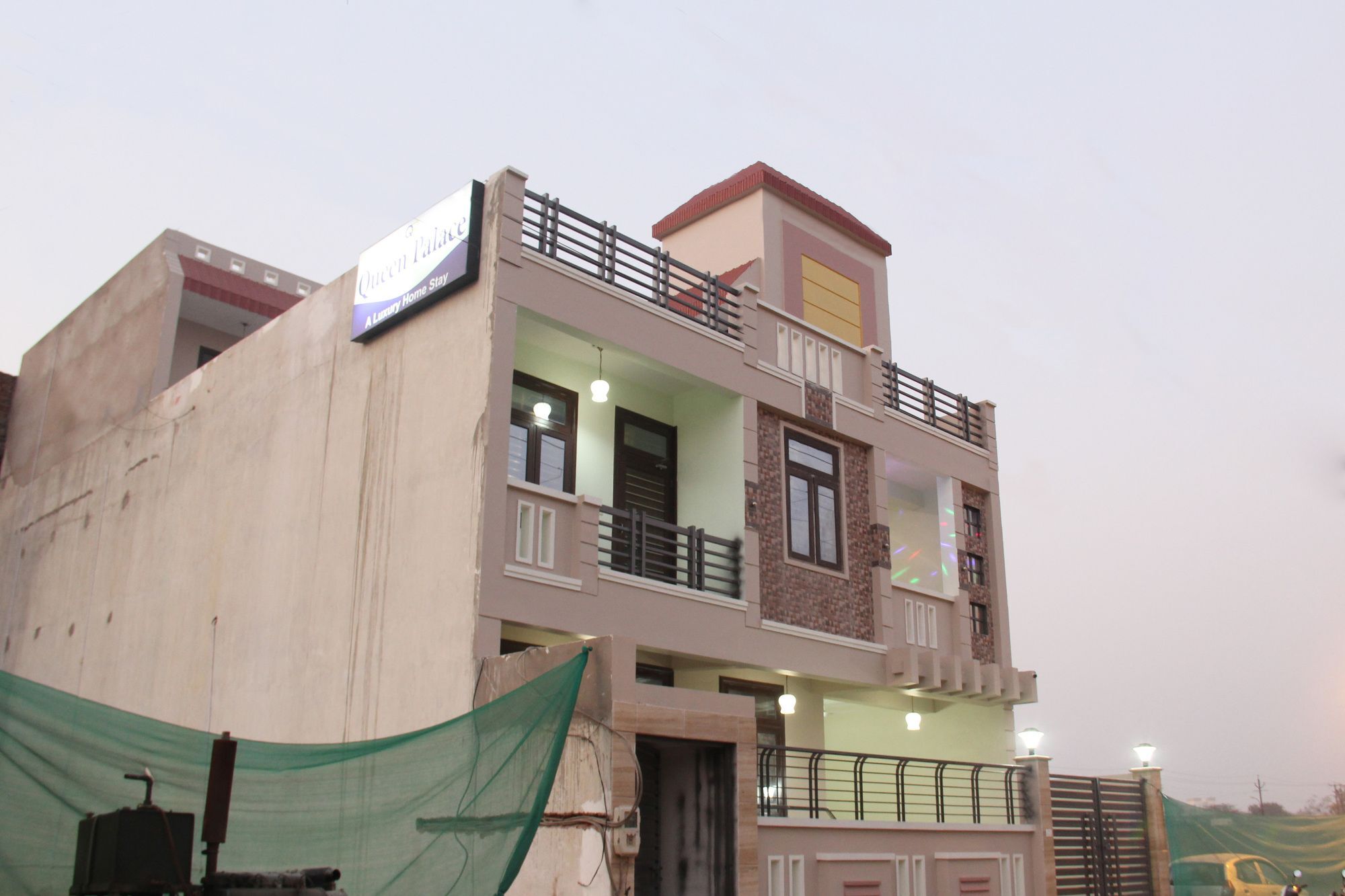 Hotel Oyo 4096 Queen Palace Agra 3*