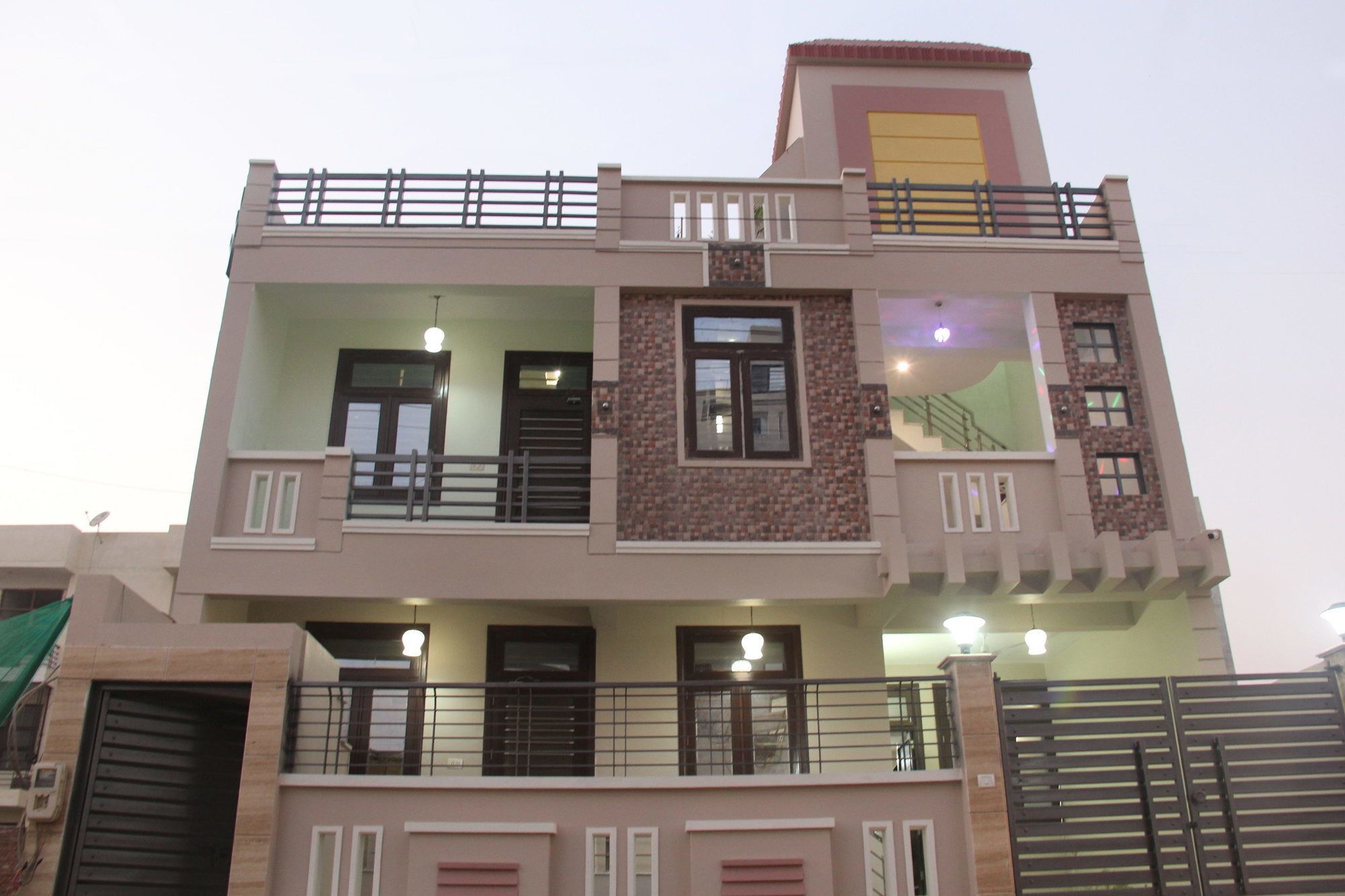 Oyo 4096 Queen Palace Agra Hotel 3*