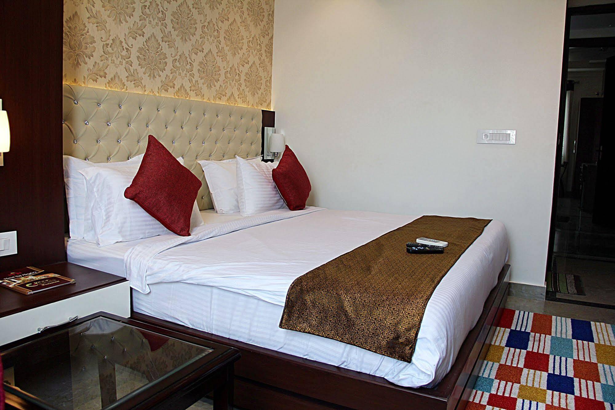 Taj Heights Hotel 3*