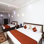 Oyo 11526 Hotel Apollo