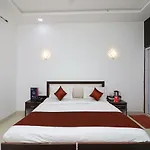 Oyo 11526 Hotel Apollo