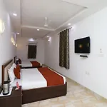 Oyo 11526 Hotel Apollo