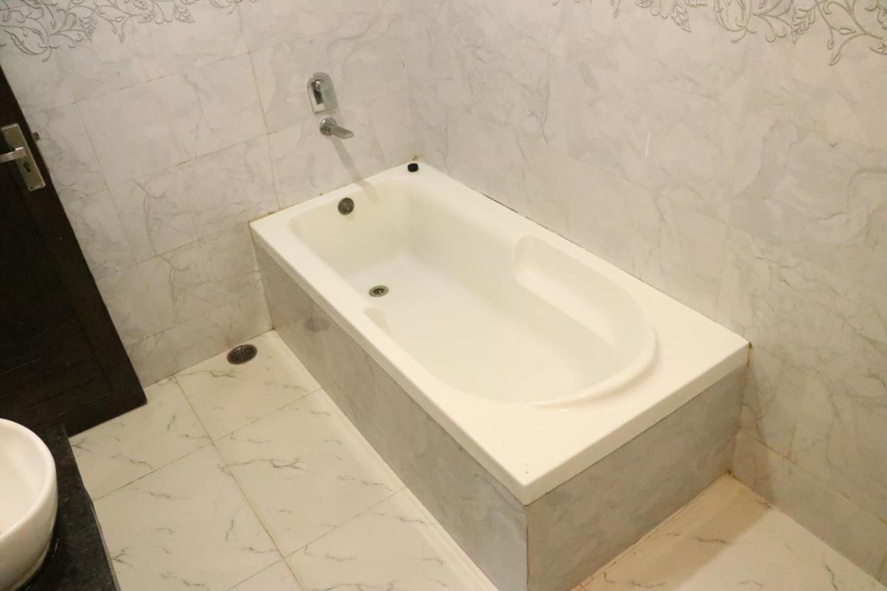 Riya Palace- Near Idgah Railway Station Agra *