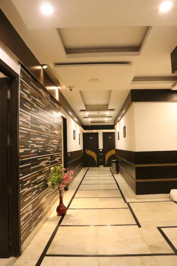 Riya Palace- Near Idgah Railway Station Agra Hotel *