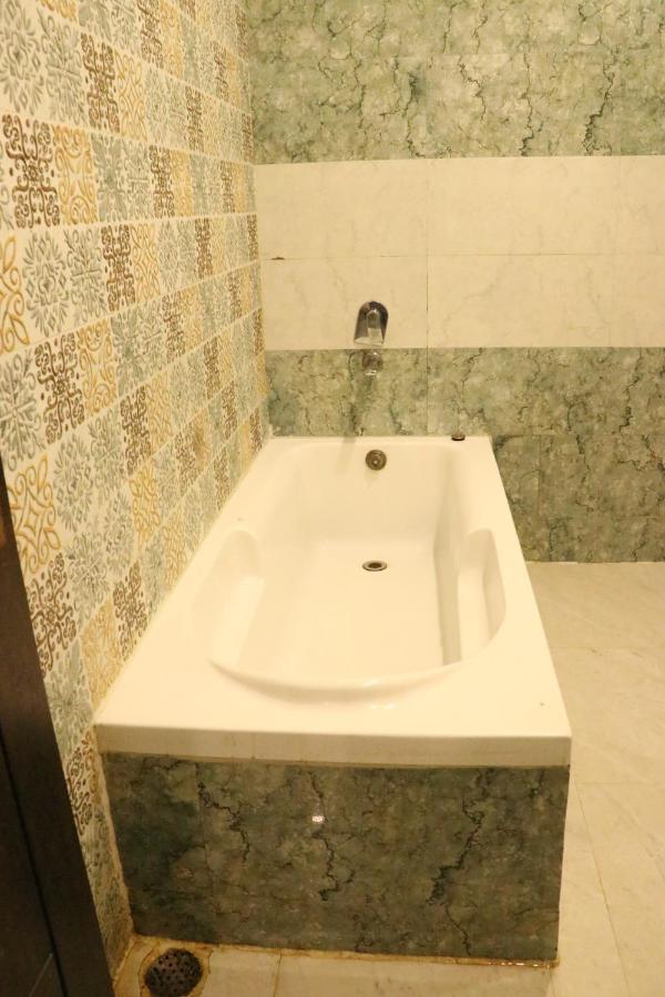 Riya Palace- Near Idgah Railway Station Agra * Agra (Uttar Pradesh)