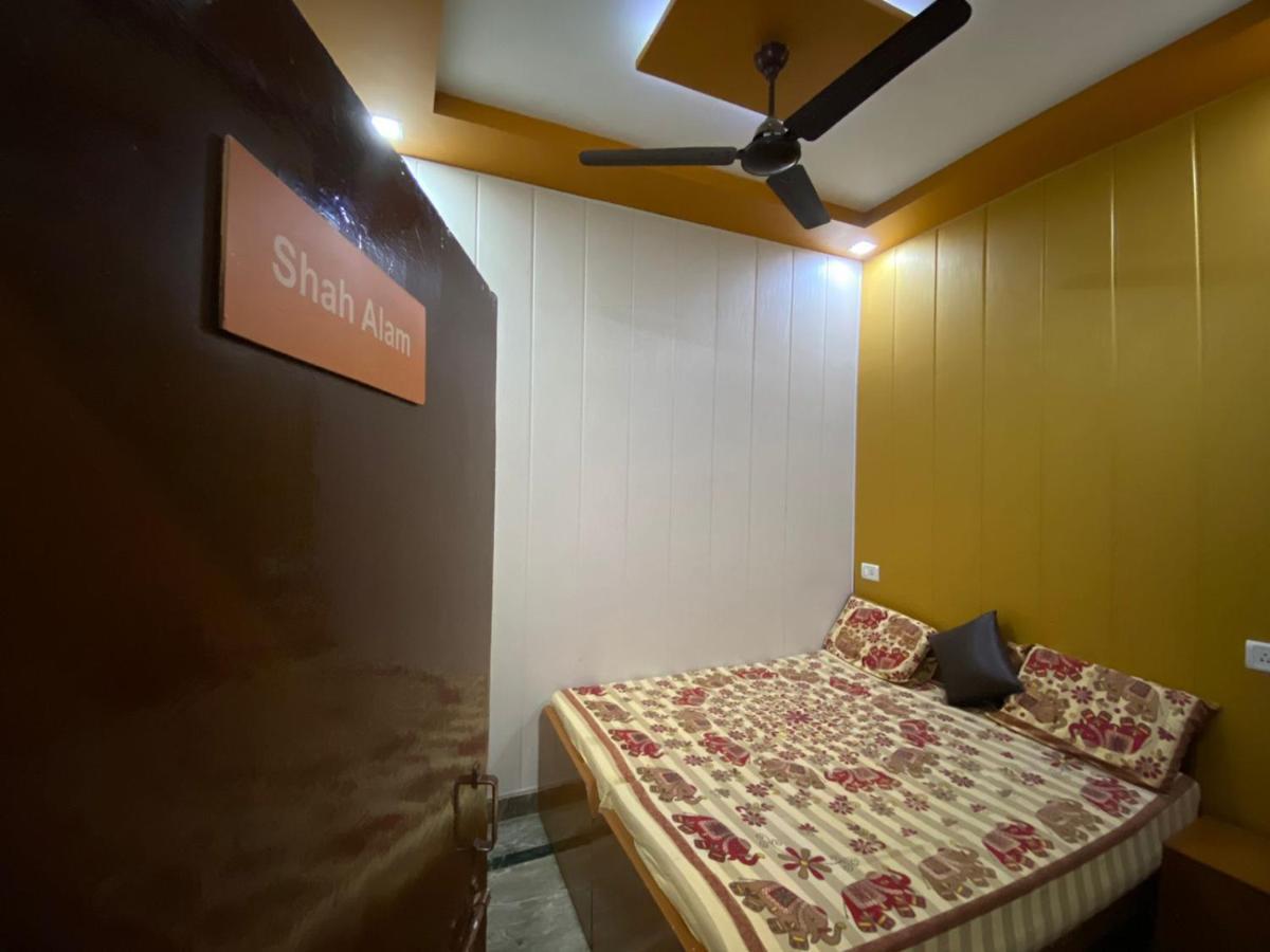 Friends & Hostel- Near Taj Mahal
