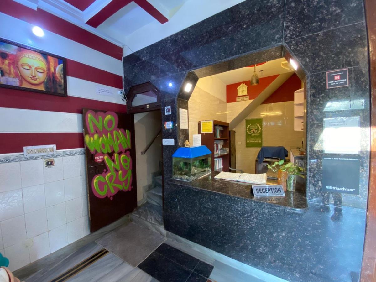Friends & Hostel- Near Taj Mahal *
