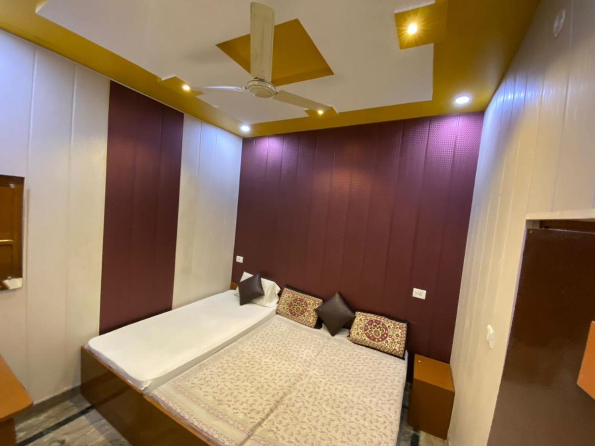 Friends & Hostel- Near Taj Mahal