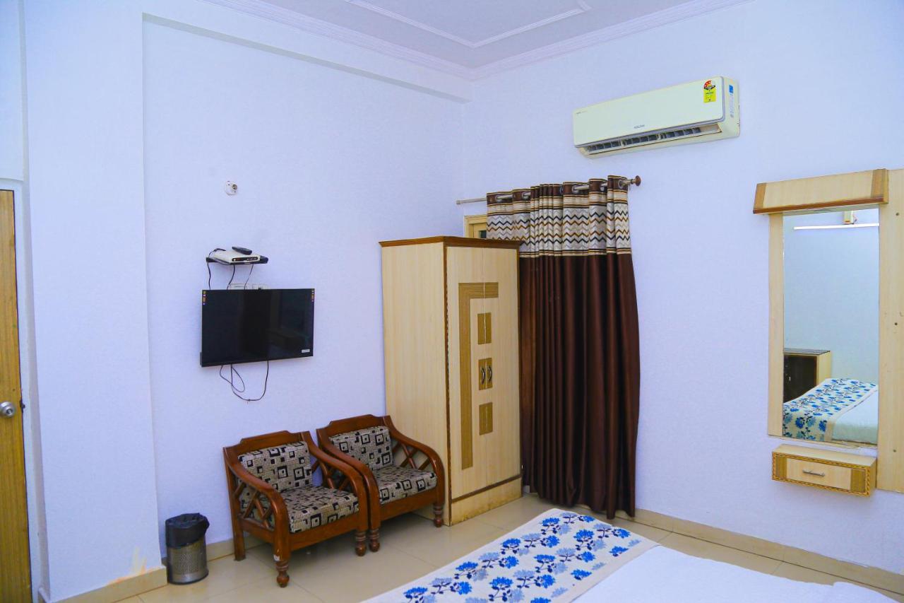 Riya Palace- Near Idgah Railway Station Agra Hotel *